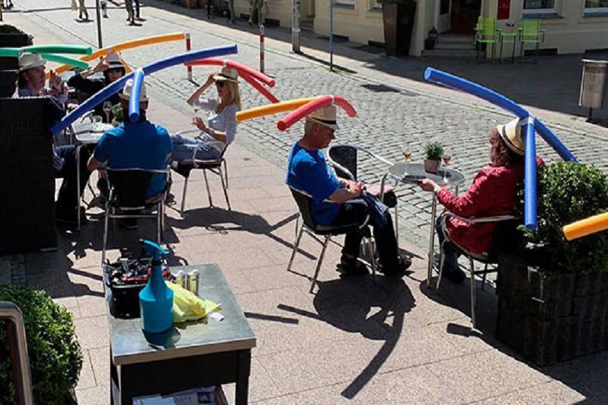 कोरोना व्हायरसपासून वाचण्यासाठी लोकांनी केला अजब जुगाड, पाहा PHOTO