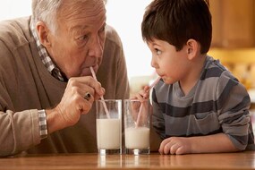 दुधामध्येही वेगवेगळे प्रकार; तुमच्यासाठी कोणतं दूध आहे योग्य?