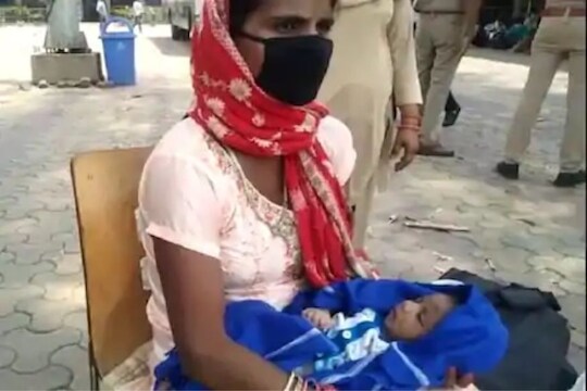 देवासारखा धावून आला कोरोना योद्धा; नवजात बाळासह पायी जाणाऱ्या माऊलीला केली मदत