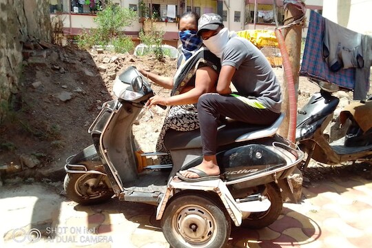 आई काय करते? अपंग मातेनं दुचाकीवर 1200 किमी प्रवास करून लेकराला आणलं घरी!