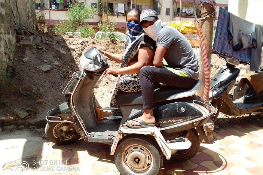 आई काय करते? अपंग मातेनं दुचाकीवर 1200 किमी प्रवास करून लेकराला आणलं घरी!