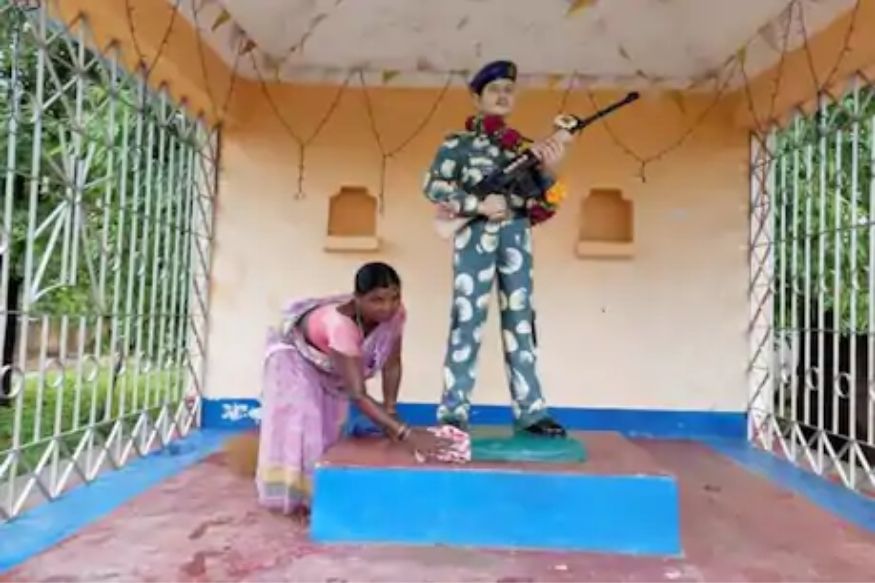 शहीद मुलाच्या आठवणीत उभारलं स्मारक; आजही त्याला पाहून आईला फुटतो मायेचा पाझर