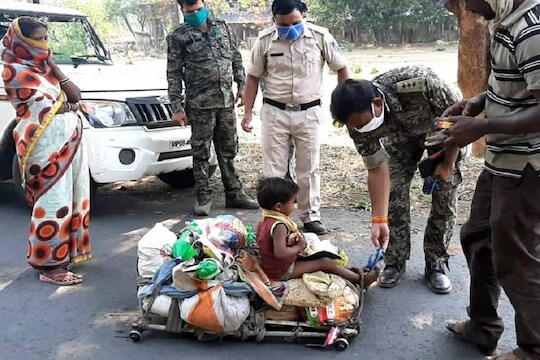 लेकीसाठी बापाने तयार केला गाडा, गर्भवती पत्नीसह 800 किमी चालत पोहोचले गावी