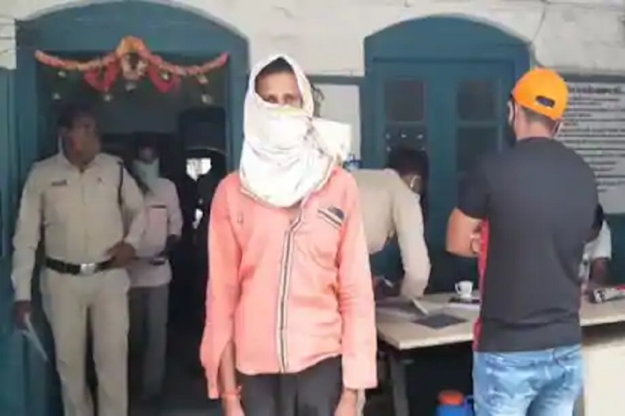 अमानुषतेचा कळस! युवकाला केली बेदम मारहाण, गळ्यात 40 किलोचा दगड बांधून गावभर फिरवलं