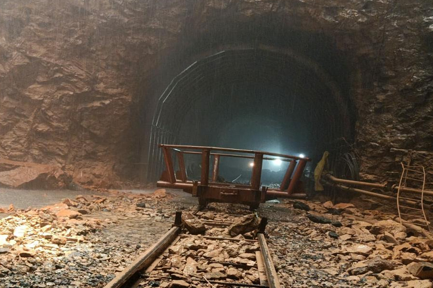 कोरोनाशी लढणारी अशीही 'आमची मुंबई', जमिनीखालीही पार पाडले जात आहे कर्तृव्य!