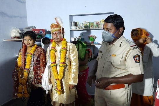 लग्नाआधीच नवरीच्या आई-वडिलांचं निधन, नातेवाईक न आल्यानं पोलिसांनी केलं कन्यादान