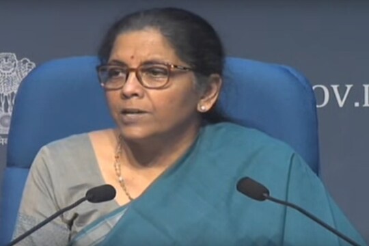 हिंदूस्तान टाइम्सच्या अहवालानुसार लंडनमध्ये त्यांनी होम डेकोरमध्ये सेल्स गर्लचे काम केले होते. त्यानंतर त्यांनी प्राइसवॉटरहाउस कूपर्समध्ये सीनिअर मॅनेजर म्हणून काम केले होते. सीतारामन यांनी बीबीसी वर्ल्डमध्ये देखील काम केले आहे. 