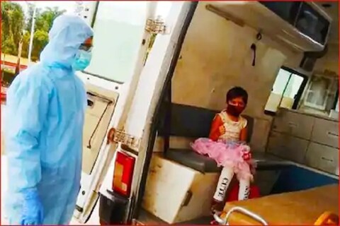 मुलीचे रिपोर्ट पॉझिटिव्ह आल्यानंतर तिला न्यायला अॅम्ब्युलन्स आली तेव्हा ती रडत होती. दोघींवर एकाच रुग्णालयात उपचार सुरू आहेत.