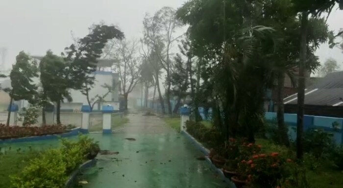 ओडिशाच्या परादीप बंदरावर सुरुवातीला वादळाने थैमान घातलं. शेकडो झाडं उन्मळून पडली.