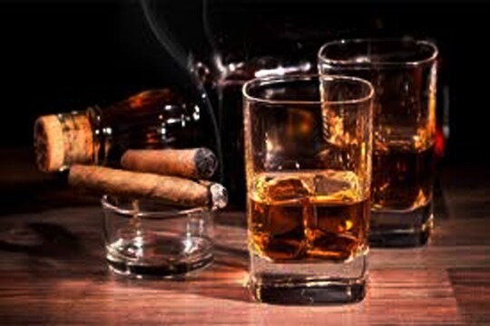 भाजप नेत्याची लॉकडाऊनमध्ये पोलिस आणि वाळू तस्करांसोबत रंगली ओली पार्टी!