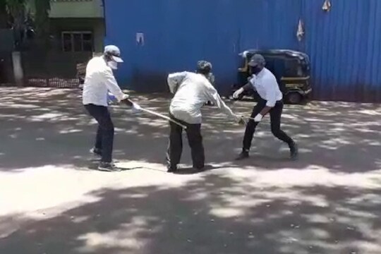 पुणे पोलिसांचा VIDEO VIRAL, दोघांना अमानुष मारहाण केल्यामुळे नागिरक संतापले