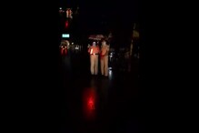 होय, आमचे महाराष्ट्राचे पोलीस! भरपावसात ड्युटी ऑन 24 तास, हा VIDEO पाहाच होय, आमचे महाराष्ट्राचे पोलीस! भरपावसात ड्युटी ऑन 24 तास, हा VIDEO पाहाच
