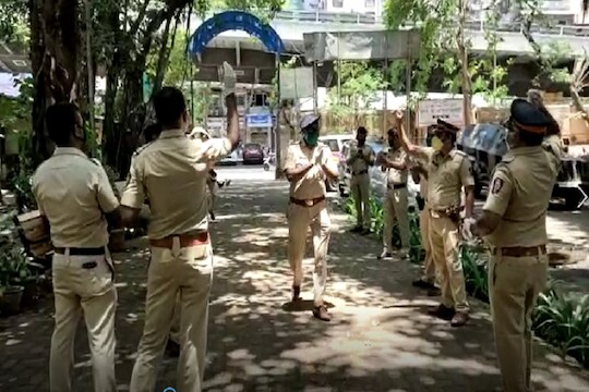 स्टेनशनला येताच पोलिसांच्या डोळ्यात पाणी, कोरोनावर मात करून पुन्हा ड्युटीवर हजर