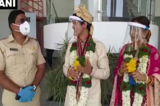 पुण्यातील एक अनोखं लग्न! इन्स्पेक्टर यांनी पार पाडलं बापाचं कर्तव्य तर पोलीस झाले वधू-वराचा परिवार