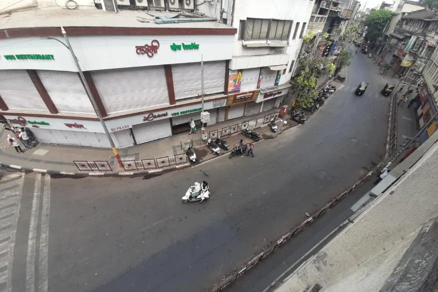 आठवडाभर कडक लॉकडाऊन असूनही सर्वाधिक अॅक्टिव्ह रुग्ण सध्या पुणे जिल्ह्यात आहे. मुंबई आणि ठाणे जिल्ह्यालालाही पुण्याने या काळातच मागे टाकलं आहे. आठवडाभर कडक लॉकडाऊन असूनही सर्वाधिक अॅक्टिव्ह रुग्ण सध्या पुणे जिल्ह्यात आहे. मुंबई आणि ठाणे जिल्ह्यालालाही पुण्याने या काळातच मागे टाकलं आहे.