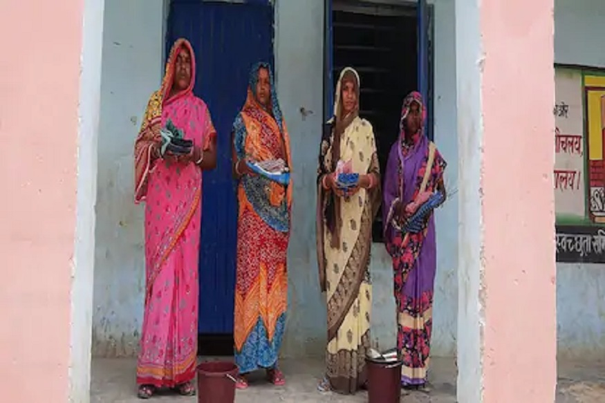 क्वारंटाइन सेंटरमधला धक्कादायक प्रकार, महिलांना साड्यांऐवजी दिली लुंगी