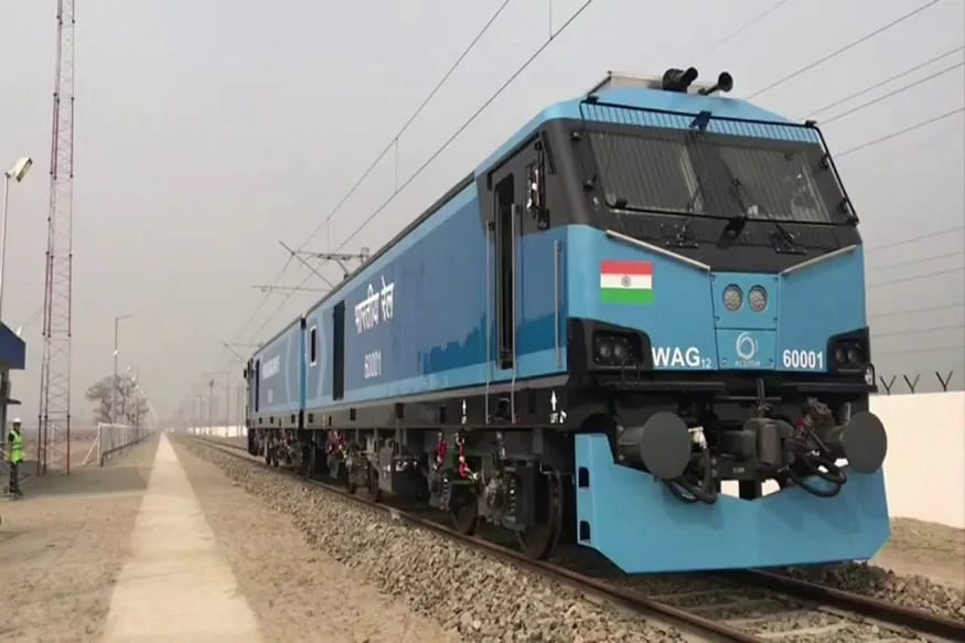 मधेपुरा इथं तयार झालेल्या रेल्वे इंजिनची चाचणी पंडीत दीनदयाल उपाध्याय जंक्शनमध्ये झाली. इंजिनसह 118 मालगाडी डबे जोडून ट्रायल घेण्यात आली. जंक्शनमधून झारखंडमधल्या बरवाडीह इथंपर्यंतचं 276 किमी अंतर पार पाडलं. मधेपुरा इथं तयार झालेल्या रेल्वे इंजिनची चाचणी पंडीत दीनदयाल उपाध्याय जंक्शनमध्ये झाली. इंजिनसह 118 मालगाडी डबे जोडून ट्रायल घेण्यात आली. जंक्शनमधून झारखंडमधल्या बरवाडीह इथंपर्यंतचं 276 किमी अंतर पार पाडलं.