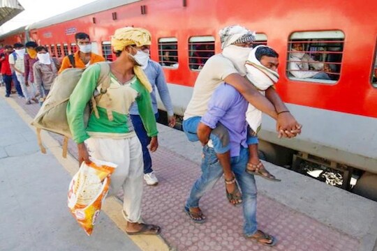 मजुरांचे हाल काही थांबेनात! मुंबईहून निघालेली श्रमिक एक्स्प्रेस गोरखपूरऐवजी पोहोचली ओडिशात