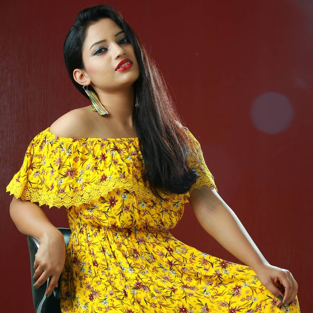 नागराज यांना हीच मुलगी आपल्या सिनेमाची नायिका व्हावी असं वाटायचं पण ती कोण, कुठली याची काही माहिती नव्हती. (फोटो- राजश्री खरात इन्स्टाग्राम) नागराज यांना हीच मुलगी आपल्या सिनेमाची नायिका व्हावी असं वाटायचं पण ती कोण, कुठली याची काही माहिती नव्हती. (फोटो- राजश्री खरात इन्स्टाग्राम)