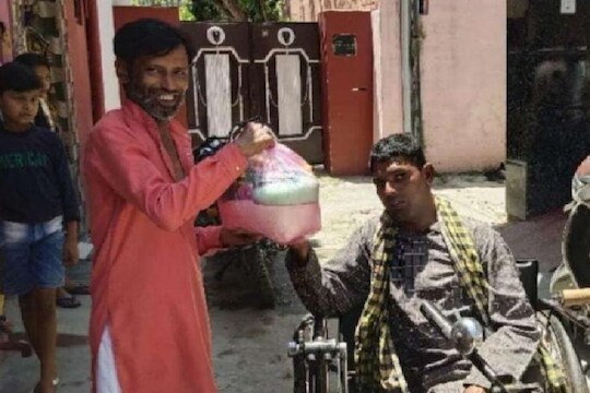 मनानं श्रीमंत असलेला भिकारी! 100 कुटुंबांना दिलं महिन्याभराचं धान्य आणि वाटले 3 हजार मास्क