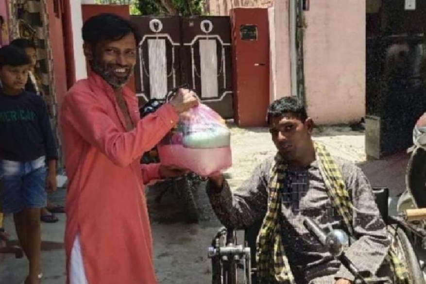 मनानं श्रीमंत असलेला भिकारी! 100 कुटुंबांना दिलं महिन्याभराचं धान्य आणि वाटले 3 हजार मास्क