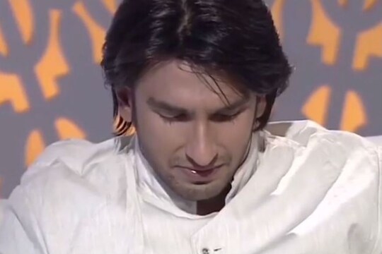 आईच्या त्या शब्दांनी मुलाखत सुरू असताना रणवीरला कोसळलं रडू, भावूक VIDEO व्हायरल