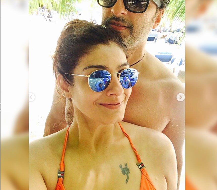 तिने इन्स्टाग्रामवर हे फोटो शेअर केले असून यामध्ये तिच्याबरोबर तिचा नवरा अनिल ठडानी देखील पोज देताना दिसत आहे. तिने इन्स्टाग्रामवर हे फोटो शेअर केले असून यामध्ये तिच्याबरोबर तिचा नवरा अनिल ठडानी देखील पोज देताना दिसत आहे.