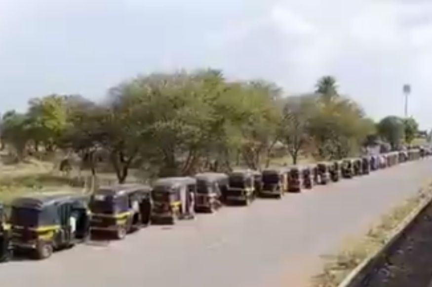 'मुंबईत राहिलो तर भुकेनं मरू'; रिक्षात आपला संसार जमा करुन चालकांनी धरली गावाची वाट