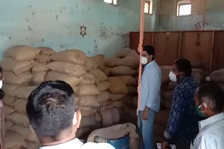 कुलूप तोडून टाका, रोहित पवारांनी आक्रमक पवित्रा पाहून दुकानदार हादरला