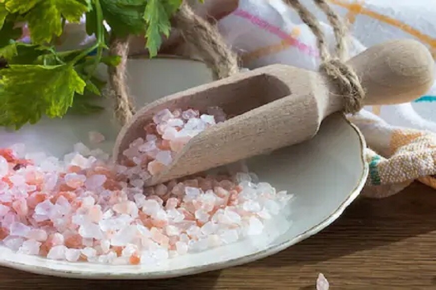 माय उपचारशी संबंधित डॉ. लक्ष्मीदत्ता शुक्ला यांनी दिलेल्या माहितीनुसार मिठाचं अधिक प्रमाणात सेवन केल्याने हार्ट अटॅक, स्ट्रोकसारखी समस्या बळावळण्याची शक्यता असते. माय उपचारशी संबंधित डॉ. लक्ष्मीदत्ता शुक्ला यांनी दिलेल्या माहितीनुसार मिठाचं अधिक प्रमाणात सेवन केल्याने हार्ट अटॅक, स्ट्रोकसारखी समस्या बळावळण्याची शक्यता असते.