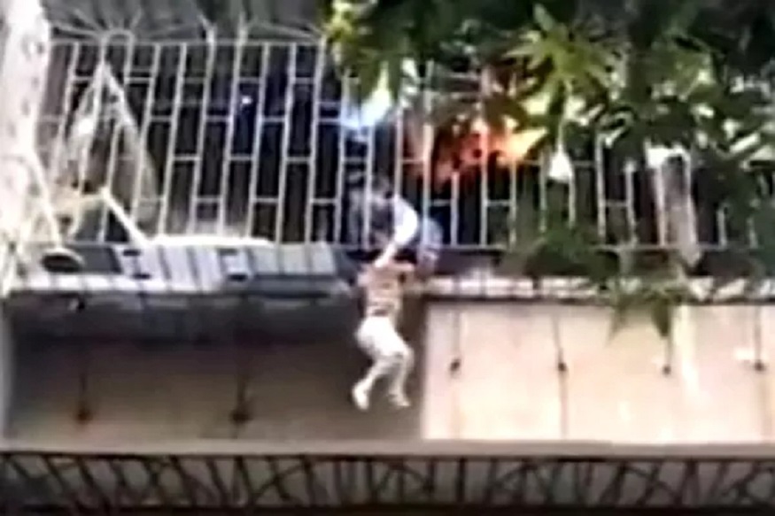 VIDEO : तिसऱ्या मजल्यावरून लटकत होता 3 वर्षांचा चिमुरडा, सुपरहिरो सारखा आला डिलिव्हरी बॉय आणि...