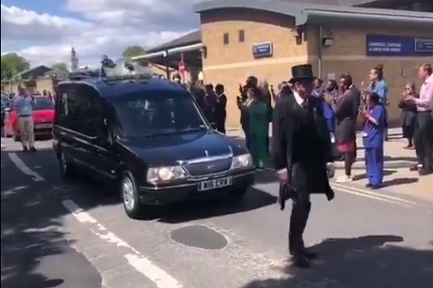 सेवावृत्तीला सलाम! 78 वर्षांची कोरोना योद्धा, सहकाऱ्यांनी टाळ्या वाजवून दिला शेवटचा निरोप