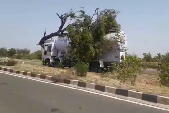 धडक दिल्यानंतर झाडासह टँकर धावत होता, विचित्र अपघाताचा VIDEO व्हायरल
