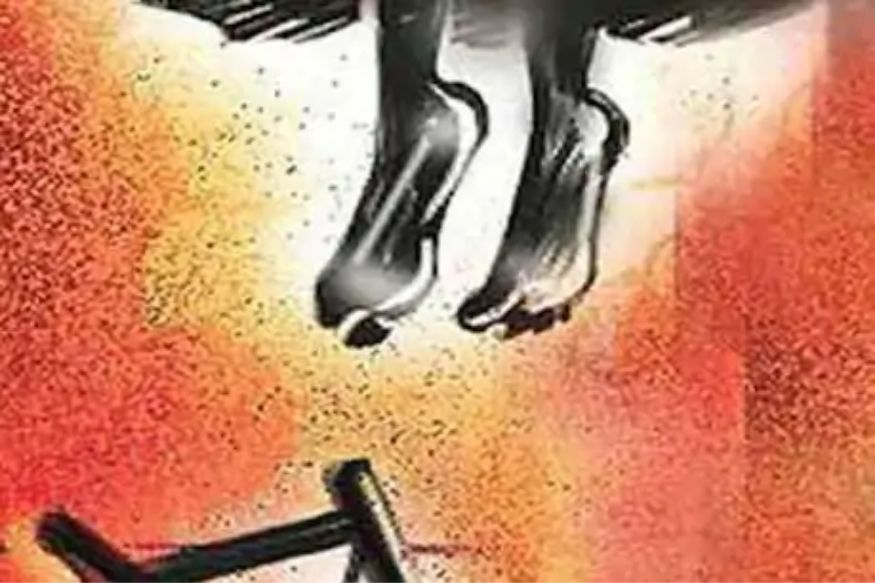 यानंतर तातडीने त्यांनी आजूबाजूंच्या लोकांसह पोलिसांना माहिती दिली. घरातील पती-पत्नीच्या आत्महत्येनंतर सर्वांनाच मोठा धक्का बसला. तातडीने त्यांचे मृतदेह रुग्णालयात हलविण्यात आले. जेथे डॉक्टरांनी त्यांना मृत घोषित केले. यानंतर तातडीने त्यांनी आजूबाजूंच्या लोकांसह पोलिसांना माहिती दिली. घरातील पती-पत्नीच्या आत्महत्येनंतर सर्वांनाच मोठा धक्का बसला. तातडीने त्यांचे मृतदेह रुग्णालयात हलविण्यात आले. जेथे डॉक्टरांनी त्यांना मृत घोषित केले.