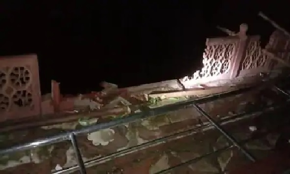 वादळाचा कहर! आग्रामध्ये 3 जणांचा मृत्यू 25 जखमी, ताजमहलाच्या मुख्य कब्रचं रेलिंगही तुटलं