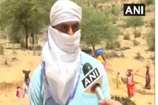 कोरोनामुळे परिस्थिती बिघडली; पोटासाठी शिक्षकावर आली मजुरीची वेळ