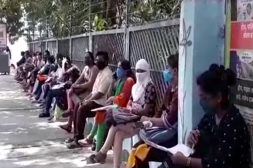 मुंबईत कोरोनाच्या संकटात भर उन्हात परिचारिकांची गर्दी, कारण वाचून तुम्हीही कराल सॅल्यूट