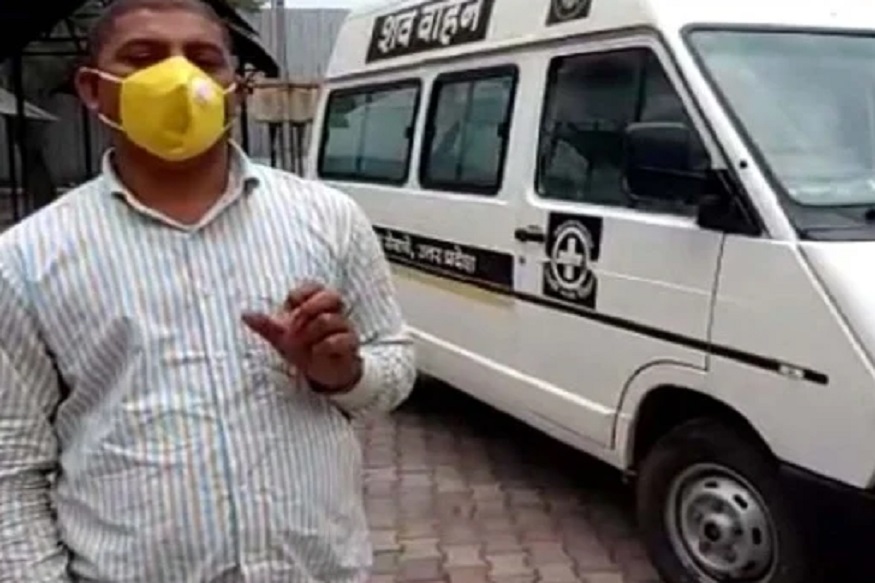 कोरोनामुळे मृत्यू, स्मशानभूमीबाहेर दोन दिवस अॅम्ब्युलन्समध्ये होता मृतदेह