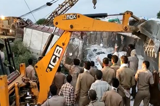 एक चहाची तलफ आणि वाचलं 24 जणांचं आयुष्य, काही लोकांचा प्रवास ठरला अखेरचा