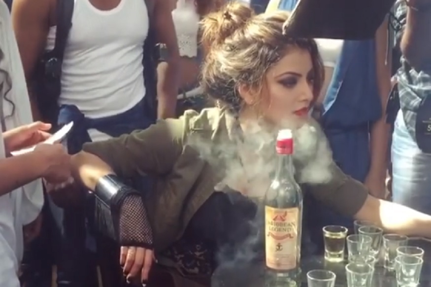 चुकीच्या पद्धतीनं सिगार ओढणं पडलं महागात, अशी झाली उर्वशी रौतेलाची अवस्था, पाहा VIDEO