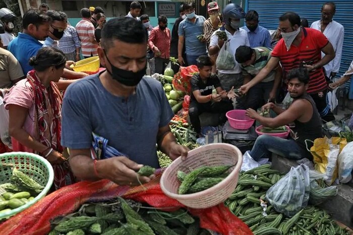 भाजी-फळं खरेदीला बाहेर पडताना सोशल डिस्टन्सिंग आणि स्वच्छतेची काळजी जरूर घ्या.