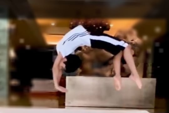 VIDEO: शिल्पा शेट्टीच्या 7 वर्षीय मुलाचं दमदार बॅक फ्लिप, स्टंट हिरोंनाही टाकलं मागे!