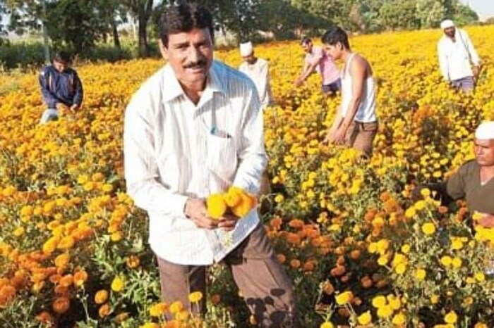 महाराष्ट्रात अहमदनगर जिल्ह्यातील हिवरे बाजार या गावाचा कायापालट सरपंच पोपटराव पवार यांनी केला. 1989 पर्यंत डोंगर आणि शेती उजाड झाली होती. लोक व्यसनांच्या आहारी गेले होते. तेव्हा पोपटराव पवार सरपंच झाल्यानंतर गावात अनेक सुधारणा केल्या. आता गावातील 50 ते 60 लोकांचं वार्षिक उत्पन्न 10 लाखांपेक्षा जास्त आहे.
