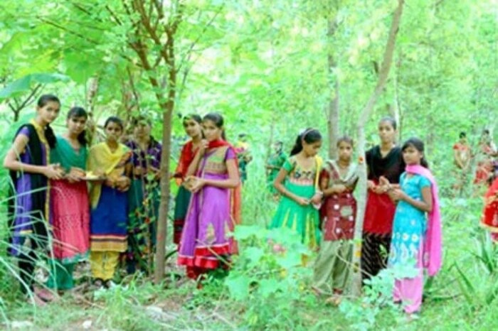 राजे महाराजांसाठी ओळखल्या जाणाऱ्या राजस्थानमध्ये पंपलांत्री हे गावही आदर्श गावांपैकी एक आहे. राजसमंद जिल्ह्यातील 6000 लोकसंख्येच्या या गावाने एकतेचा आदर्श दाखवून दिला. प्रत्येकाच्या हाताला काम आहे. देशातच नाही तर जगात एक निर्मल गाव, स्वजल गाव, आदर्श गाव आणि पर्यटक गाव झालं आहे.
