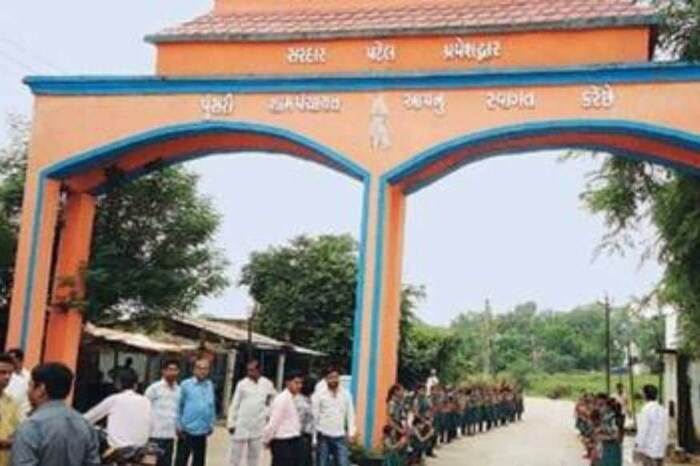 गुजरातमधील बनासकांठा जिल्ह्यातील पुंसारी हे गावही आत्मनिर्भर गाव म्हणून आदर्श आहे. अत्याधुनिक सेवा सुविधा असलेल्या या गावात वायफाय, सीसीटीव्ही लावण्यात आले आहेत. गावातून शहरात जाण्यासाठी एक्सप्रेस बससेवा आहे. 2010 मध्ये या गावाला आदर्श गाव पुरस्काराने गौरवण्यात आलं होतं. 