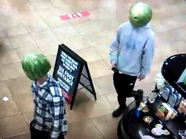 अजब आहे राव! चोरी करण्यासाठी मास्क ऐवजी घालून आले कलिंगड, PHOTO VIRAL