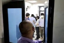 धक्कादायक! डॉक्टरांनी उपचाराऐवजी रुग्णाची केली चपलांनी धुलाई, VIDEO VIRAL