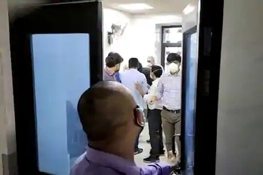 धक्कादायक! डॉक्टरांनी उपचाराऐवजी रुग्णाची केली चपलांनी धुलाई, VIDEO VIRAL