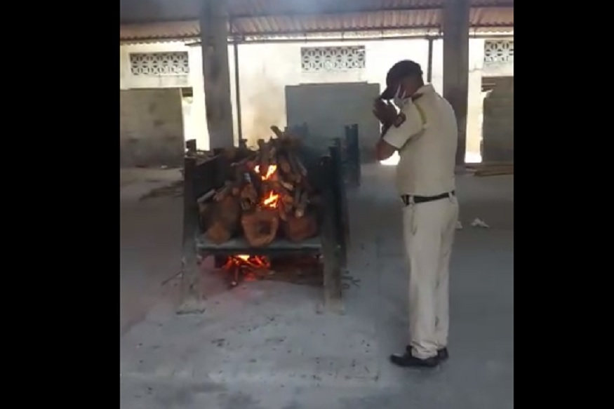 साहेब, कुठून आली एवढी माणुसकी! काळजात घर करेल या फोटोमागची कहाणी