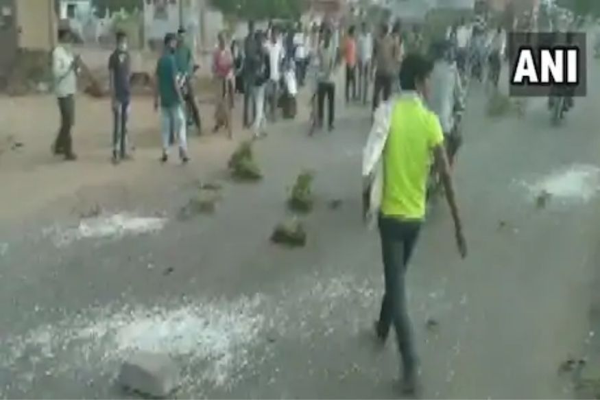 2 श्रमिक ट्रेन रद्द झाल्याने मजुरांचा आक्रोश; पोलिसांवर दगडफेक, केली गाड्यांची तोडफोड